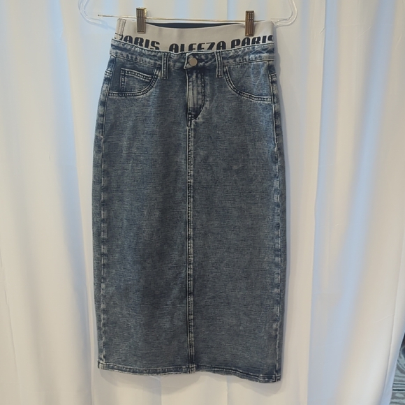 Aleeza Paris Dresses & Skirts - Aleeza PARIS Women's STRETCH Denim Long Skirt With White Accent Waistband Small